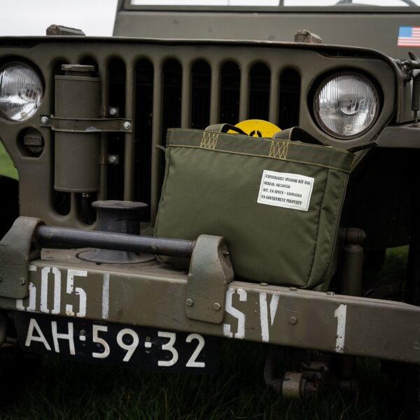 Uitbreidbare Aviator kit tas8 De uitbreidbare Aviator kit tas is de perfecte metgezel voor onderweg. Gemaakt van duurzaam nylon, met handige extra's zoals een binnenvak met ritssluiting en een bovenrits voor volledige sluiting, biedt deze tas ruimte en functionaliteit in een slank ontwerp.