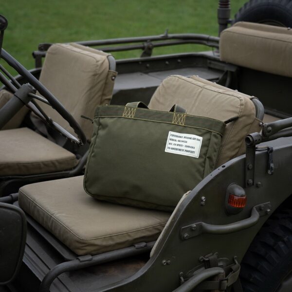 Uitbreidbare Aviator kit tas9 De uitbreidbare Aviator kit tas is de perfecte metgezel voor onderweg. Gemaakt van duurzaam nylon, met handige extra's zoals een binnenvak met ritssluiting en een bovenrits voor volledige sluiting, biedt deze tas ruimte en functionaliteit in een slank ontwerp.