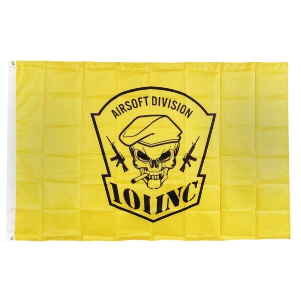 Vlag 101 INC skull sigaar Vlag van 100% polyester Afmeting; 1 X 1,5 m. <b>Zweden</b>, officieel het <b>Koninkrijk Zweden</b> (<a title="Zweeds" href="https://nl.wikipedia.org/wiki/Zweeds">Zweeds</a>: <i>Konungariket Sverige</i>, <a title="Noord-Samisch" href="https://nl.wikipedia.org/wiki/Noord-Samisch">Noord-Samisch</a>: <i>Ruoŧŧa Gonagasriika</i>), is een <a title="Scandinavië" href="https://nl.wikipedia.org/wiki/Scandinavi%C3%AB">Scandinavisch</a> land in <a title="Noord-Europa" href="https://nl.wikipedia.org/wiki/Noord-Europa">Noord-Europa</a>. Het wordt omringd door <a title="Noorwegen" href="https://nl.wikipedia.org/wiki/Noorwegen">Noorwegen</a> in het westen en noorden, <a title="Finland" href="https://nl.wikipedia.org/wiki/Finland">Finland</a> in het noordoosten, de <a title="Botnische Golf" href="https://nl.wikipedia.org/wiki/Botnische_Golf">Botnische Golf</a> in het oosten, de <a title="Oostzee" href="https://nl.wikipedia.org/wiki/Oostzee">Oostzee</a> in het zuidoosten en het zuiden en het <a title="Skagerrak" href="https://nl.wikipedia.org/wiki/Skagerrak">Skagerrak</a> en het <a title="Kattegat" href="https://nl.wikipedia.org/wiki/Kattegat">Kattegat</a> in het zuidwesten. In de Oostzee liggen de eilanden <a title="Öland" href="https://nl.wikipedia.org/wiki/%C3%96land">Öland</a> en <a title="Gotland" href="https://nl.wikipedia.org/wiki/Gotland">Gotland</a> die ook tot Zweden behoren. De hoofdstad en tevens grootste stad is <a title="Stockholm" href="https://nl.wikipedia.org/wiki/Stockholm">Stockholm</a>. Het land heeft een oppervlakte van 450.295 km² en 9.960.487 <small>(2017)</small> inwoners. Met een bevolkingsdichtheid van <span class="sorttext">22,1/km² <small>(2017)</small></span> is Zweden het op vier na dunstbevolkte land in <a title="Europa (werelddeel)" href="https://nl.wikipedia.org/wiki/Europa_(werelddeel)">Europa</a> (na <a title="Noorwegen" href="https://nl.wikipedia.org/wiki/Noorwegen">Noorwegen</a>, <a title="Finland" href="https://nl.wikipedia.org/wiki/Finland">Finland</a>, <a title="Kazachstan" href="https://nl.wikipedia.org/wiki/Kazachstan">Kazachstan</a> en <a title="IJsland" href="https://nl.wikipedia.org/wiki/IJsland">IJsland</a>). Met 82% vormen de <a title="Zweden (volk)" href="https://nl.wikipedia.org/wiki/Zweden_(volk)">Zweden</a> de grootste bevolkingsgroep van het land. De staat Zweden is ontstaan in de <a title="Middeleeuwen" href="https://nl.wikipedia.org/wiki/Middeleeuwen">Middeleeuwen</a> en groeide in de <a title="Vroegmoderne Tijd" href="https://nl.wikipedia.org/wiki/Vroegmoderne_Tijd">Vroegmoderne Tijd</a> uit tot <a title="Koninkrijk Zweden (1523-1814)" href="https://nl.wikipedia.org/wiki/Koninkrijk_Zweden_(1523-1814)">grootmacht</a>, die onder meer delen van de huidige <a title="Baltische staten" href="https://nl.wikipedia.org/wiki/Baltische_staten">Baltische staten</a>, Finland en het <a title="Heilige Roomse Rijk" href="https://nl.wikipedia.org/wiki/Heilige_Roomse_Rijk">Heilige Roomse Rijk</a> omvatte. In de 18e, 19e en aan het begin van de 20e eeuw werd veel grondgebied verloren. Sinds 1814, toen het land Noorwegen <a title="Annexatie" href="https://nl.wikipedia.org/wiki/Annexatie">annexeerde</a> en hiermee vervolgens bijna een eeuw lang een <a title="Unie tussen Zweden en Noorwegen" href="https://nl.wikipedia.org/wiki/Unie_tussen_Zweden_en_Noorwegen">personele unie</a> vormde, is Zweden niet meer in oorlog geweest. Het huidige Zweden is een <a title="Constitutionele monarchie" href="https://nl.wikipedia.org/wiki/Constitutionele_monarchie">constitutionele monarchie</a> en een van de rijkste, welvarendste en meest ontwikkelde landen ter wereld. Zweden staat veertiende (2014) in de <a title="Index van de menselijke ontwikkeling" href="https://nl.wikipedia.org/wiki/Index_van_de_menselijke_ontwikkeling">Index van de menselijke ontwikkeling</a> van de <a title="Verenigde Naties" href="https://nl.wikipedia.org/wiki/Verenigde_Naties">Verenigde Naties</a> en eindigde in 2008 als eerste in de <a title="Democratie" href="https://nl.wikipedia.org/wiki/Democratie">democratie</a>-index van het blad <a title="The Economist" href="https://nl.wikipedia.org/wiki/The_Economist">The Economist</a>.<sup id="cite_ref-6" class="reference"><a href="https://nl.wikipedia.org/wiki/Zweden#cite_note-6">[6]</a></sup> Zweden is aangesloten bij de <a title="Noordse Raad" href="https://nl.wikipedia.org/wiki/Noordse_Raad">Noordse Raad</a> en is sinds 1 januari 1995 lid van de <a title="Europese Unie" href="https://nl.wikipedia.org/wiki/Europese_Unie">Europese Unie</a>. Het valt wel buiten de <a title="Eurozone" href="https://nl.wikipedia.org/wiki/Eurozone">eurozone</a>, het betaalmiddel is de <a title="Zweedse kroon" href="https://nl.wikipedia.org/wiki/Zweedse_kroon">Zweedse kroon</a>. Zweden heeft twee <a title="Volkslied (nationaal symbool)" href="https://nl.wikipedia.org/wiki/Volkslied_(nationaal_symbool)">volksliederen</a>: een burgerlijk volkslied (<i><a title="Du gamla, Du fria" href="https://nl.wikipedia.org/wiki/Du_gamla,_Du_fria">Du gamla, Du fria</a></i>) en een <a title="Koninklijk volkslied" href="https://nl.wikipedia.org/wiki/Koninklijk_volkslied">koninklijk volkslied</a> (<i><a title="Ur svenska hjärtans djup en gång" href="https://nl.wikipedia.org/wiki/Ur_svenska_hj%C3%A4rtans_djup_en_g%C3%A5ng">Ur svenska hjärtans djup en gång</a></i>).