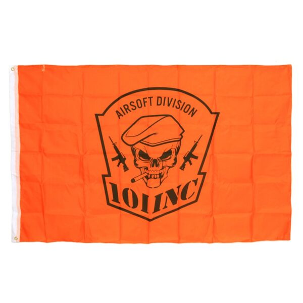 Vlag 101 INC skull sigaar1 Vlag van 100% polyester Afmeting; 1 X 1,5 m. <b>Zweden</b>, officieel het <b>Koninkrijk Zweden</b> (<a title="Zweeds" href="https://nl.wikipedia.org/wiki/Zweeds">Zweeds</a>: <i>Konungariket Sverige</i>, <a title="Noord-Samisch" href="https://nl.wikipedia.org/wiki/Noord-Samisch">Noord-Samisch</a>: <i>Ruoŧŧa Gonagasriika</i>), is een <a title="Scandinavië" href="https://nl.wikipedia.org/wiki/Scandinavi%C3%AB">Scandinavisch</a> land in <a title="Noord-Europa" href="https://nl.wikipedia.org/wiki/Noord-Europa">Noord-Europa</a>. Het wordt omringd door <a title="Noorwegen" href="https://nl.wikipedia.org/wiki/Noorwegen">Noorwegen</a> in het westen en noorden, <a title="Finland" href="https://nl.wikipedia.org/wiki/Finland">Finland</a> in het noordoosten, de <a title="Botnische Golf" href="https://nl.wikipedia.org/wiki/Botnische_Golf">Botnische Golf</a> in het oosten, de <a title="Oostzee" href="https://nl.wikipedia.org/wiki/Oostzee">Oostzee</a> in het zuidoosten en het zuiden en het <a title="Skagerrak" href="https://nl.wikipedia.org/wiki/Skagerrak">Skagerrak</a> en het <a title="Kattegat" href="https://nl.wikipedia.org/wiki/Kattegat">Kattegat</a> in het zuidwesten. In de Oostzee liggen de eilanden <a title="Öland" href="https://nl.wikipedia.org/wiki/%C3%96land">Öland</a> en <a title="Gotland" href="https://nl.wikipedia.org/wiki/Gotland">Gotland</a> die ook tot Zweden behoren. De hoofdstad en tevens grootste stad is <a title="Stockholm" href="https://nl.wikipedia.org/wiki/Stockholm">Stockholm</a>. Het land heeft een oppervlakte van 450.295 km² en 9.960.487 <small>(2017)</small> inwoners. Met een bevolkingsdichtheid van <span class="sorttext">22,1/km² <small>(2017)</small></span> is Zweden het op vier na dunstbevolkte land in <a title="Europa (werelddeel)" href="https://nl.wikipedia.org/wiki/Europa_(werelddeel)">Europa</a> (na <a title="Noorwegen" href="https://nl.wikipedia.org/wiki/Noorwegen">Noorwegen</a>, <a title="Finland" href="https://nl.wikipedia.org/wiki/Finland">Finland</a>, <a title="Kazachstan" href="https://nl.wikipedia.org/wiki/Kazachstan">Kazachstan</a> en <a title="IJsland" href="https://nl.wikipedia.org/wiki/IJsland">IJsland</a>). Met 82% vormen de <a title="Zweden (volk)" href="https://nl.wikipedia.org/wiki/Zweden_(volk)">Zweden</a> de grootste bevolkingsgroep van het land. De staat Zweden is ontstaan in de <a title="Middeleeuwen" href="https://nl.wikipedia.org/wiki/Middeleeuwen">Middeleeuwen</a> en groeide in de <a title="Vroegmoderne Tijd" href="https://nl.wikipedia.org/wiki/Vroegmoderne_Tijd">Vroegmoderne Tijd</a> uit tot <a title="Koninkrijk Zweden (1523-1814)" href="https://nl.wikipedia.org/wiki/Koninkrijk_Zweden_(1523-1814)">grootmacht</a>, die onder meer delen van de huidige <a title="Baltische staten" href="https://nl.wikipedia.org/wiki/Baltische_staten">Baltische staten</a>, Finland en het <a title="Heilige Roomse Rijk" href="https://nl.wikipedia.org/wiki/Heilige_Roomse_Rijk">Heilige Roomse Rijk</a> omvatte. In de 18e, 19e en aan het begin van de 20e eeuw werd veel grondgebied verloren. Sinds 1814, toen het land Noorwegen <a title="Annexatie" href="https://nl.wikipedia.org/wiki/Annexatie">annexeerde</a> en hiermee vervolgens bijna een eeuw lang een <a title="Unie tussen Zweden en Noorwegen" href="https://nl.wikipedia.org/wiki/Unie_tussen_Zweden_en_Noorwegen">personele unie</a> vormde, is Zweden niet meer in oorlog geweest. Het huidige Zweden is een <a title="Constitutionele monarchie" href="https://nl.wikipedia.org/wiki/Constitutionele_monarchie">constitutionele monarchie</a> en een van de rijkste, welvarendste en meest ontwikkelde landen ter wereld. Zweden staat veertiende (2014) in de <a title="Index van de menselijke ontwikkeling" href="https://nl.wikipedia.org/wiki/Index_van_de_menselijke_ontwikkeling">Index van de menselijke ontwikkeling</a> van de <a title="Verenigde Naties" href="https://nl.wikipedia.org/wiki/Verenigde_Naties">Verenigde Naties</a> en eindigde in 2008 als eerste in de <a title="Democratie" href="https://nl.wikipedia.org/wiki/Democratie">democratie</a>-index van het blad <a title="The Economist" href="https://nl.wikipedia.org/wiki/The_Economist">The Economist</a>.<sup id="cite_ref-6" class="reference"><a href="https://nl.wikipedia.org/wiki/Zweden#cite_note-6">[6]</a></sup> Zweden is aangesloten bij de <a title="Noordse Raad" href="https://nl.wikipedia.org/wiki/Noordse_Raad">Noordse Raad</a> en is sinds 1 januari 1995 lid van de <a title="Europese Unie" href="https://nl.wikipedia.org/wiki/Europese_Unie">Europese Unie</a>. Het valt wel buiten de <a title="Eurozone" href="https://nl.wikipedia.org/wiki/Eurozone">eurozone</a>, het betaalmiddel is de <a title="Zweedse kroon" href="https://nl.wikipedia.org/wiki/Zweedse_kroon">Zweedse kroon</a>. Zweden heeft twee <a title="Volkslied (nationaal symbool)" href="https://nl.wikipedia.org/wiki/Volkslied_(nationaal_symbool)">volksliederen</a>: een burgerlijk volkslied (<i><a title="Du gamla, Du fria" href="https://nl.wikipedia.org/wiki/Du_gamla,_Du_fria">Du gamla, Du fria</a></i>) en een <a title="Koninklijk volkslied" href="https://nl.wikipedia.org/wiki/Koninklijk_volkslied">koninklijk volkslied</a> (<i><a title="Ur svenska hjärtans djup en gång" href="https://nl.wikipedia.org/wiki/Ur_svenska_hj%C3%A4rtans_djup_en_g%C3%A5ng">Ur svenska hjärtans djup en gång</a></i>).