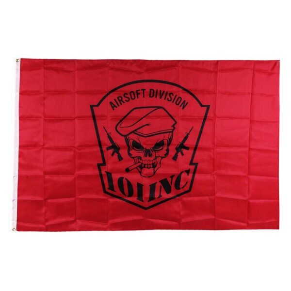 Vlag 101 INC skull sigaar3 Vlag van 100% polyester Afmeting; 1 X 1,5 m. <b>Zweden</b>, officieel het <b>Koninkrijk Zweden</b> (<a title="Zweeds" href="https://nl.wikipedia.org/wiki/Zweeds">Zweeds</a>: <i>Konungariket Sverige</i>, <a title="Noord-Samisch" href="https://nl.wikipedia.org/wiki/Noord-Samisch">Noord-Samisch</a>: <i>Ruoŧŧa Gonagasriika</i>), is een <a title="Scandinavië" href="https://nl.wikipedia.org/wiki/Scandinavi%C3%AB">Scandinavisch</a> land in <a title="Noord-Europa" href="https://nl.wikipedia.org/wiki/Noord-Europa">Noord-Europa</a>. Het wordt omringd door <a title="Noorwegen" href="https://nl.wikipedia.org/wiki/Noorwegen">Noorwegen</a> in het westen en noorden, <a title="Finland" href="https://nl.wikipedia.org/wiki/Finland">Finland</a> in het noordoosten, de <a title="Botnische Golf" href="https://nl.wikipedia.org/wiki/Botnische_Golf">Botnische Golf</a> in het oosten, de <a title="Oostzee" href="https://nl.wikipedia.org/wiki/Oostzee">Oostzee</a> in het zuidoosten en het zuiden en het <a title="Skagerrak" href="https://nl.wikipedia.org/wiki/Skagerrak">Skagerrak</a> en het <a title="Kattegat" href="https://nl.wikipedia.org/wiki/Kattegat">Kattegat</a> in het zuidwesten. In de Oostzee liggen de eilanden <a title="Öland" href="https://nl.wikipedia.org/wiki/%C3%96land">Öland</a> en <a title="Gotland" href="https://nl.wikipedia.org/wiki/Gotland">Gotland</a> die ook tot Zweden behoren. De hoofdstad en tevens grootste stad is <a title="Stockholm" href="https://nl.wikipedia.org/wiki/Stockholm">Stockholm</a>. Het land heeft een oppervlakte van 450.295 km² en 9.960.487 <small>(2017)</small> inwoners. Met een bevolkingsdichtheid van <span class="sorttext">22,1/km² <small>(2017)</small></span> is Zweden het op vier na dunstbevolkte land in <a title="Europa (werelddeel)" href="https://nl.wikipedia.org/wiki/Europa_(werelddeel)">Europa</a> (na <a title="Noorwegen" href="https://nl.wikipedia.org/wiki/Noorwegen">Noorwegen</a>, <a title="Finland" href="https://nl.wikipedia.org/wiki/Finland">Finland</a>, <a title="Kazachstan" href="https://nl.wikipedia.org/wiki/Kazachstan">Kazachstan</a> en <a title="IJsland" href="https://nl.wikipedia.org/wiki/IJsland">IJsland</a>). Met 82% vormen de <a title="Zweden (volk)" href="https://nl.wikipedia.org/wiki/Zweden_(volk)">Zweden</a> de grootste bevolkingsgroep van het land. De staat Zweden is ontstaan in de <a title="Middeleeuwen" href="https://nl.wikipedia.org/wiki/Middeleeuwen">Middeleeuwen</a> en groeide in de <a title="Vroegmoderne Tijd" href="https://nl.wikipedia.org/wiki/Vroegmoderne_Tijd">Vroegmoderne Tijd</a> uit tot <a title="Koninkrijk Zweden (1523-1814)" href="https://nl.wikipedia.org/wiki/Koninkrijk_Zweden_(1523-1814)">grootmacht</a>, die onder meer delen van de huidige <a title="Baltische staten" href="https://nl.wikipedia.org/wiki/Baltische_staten">Baltische staten</a>, Finland en het <a title="Heilige Roomse Rijk" href="https://nl.wikipedia.org/wiki/Heilige_Roomse_Rijk">Heilige Roomse Rijk</a> omvatte. In de 18e, 19e en aan het begin van de 20e eeuw werd veel grondgebied verloren. Sinds 1814, toen het land Noorwegen <a title="Annexatie" href="https://nl.wikipedia.org/wiki/Annexatie">annexeerde</a> en hiermee vervolgens bijna een eeuw lang een <a title="Unie tussen Zweden en Noorwegen" href="https://nl.wikipedia.org/wiki/Unie_tussen_Zweden_en_Noorwegen">personele unie</a> vormde, is Zweden niet meer in oorlog geweest. Het huidige Zweden is een <a title="Constitutionele monarchie" href="https://nl.wikipedia.org/wiki/Constitutionele_monarchie">constitutionele monarchie</a> en een van de rijkste, welvarendste en meest ontwikkelde landen ter wereld. Zweden staat veertiende (2014) in de <a title="Index van de menselijke ontwikkeling" href="https://nl.wikipedia.org/wiki/Index_van_de_menselijke_ontwikkeling">Index van de menselijke ontwikkeling</a> van de <a title="Verenigde Naties" href="https://nl.wikipedia.org/wiki/Verenigde_Naties">Verenigde Naties</a> en eindigde in 2008 als eerste in de <a title="Democratie" href="https://nl.wikipedia.org/wiki/Democratie">democratie</a>-index van het blad <a title="The Economist" href="https://nl.wikipedia.org/wiki/The_Economist">The Economist</a>.<sup id="cite_ref-6" class="reference"><a href="https://nl.wikipedia.org/wiki/Zweden#cite_note-6">[6]</a></sup> Zweden is aangesloten bij de <a title="Noordse Raad" href="https://nl.wikipedia.org/wiki/Noordse_Raad">Noordse Raad</a> en is sinds 1 januari 1995 lid van de <a title="Europese Unie" href="https://nl.wikipedia.org/wiki/Europese_Unie">Europese Unie</a>. Het valt wel buiten de <a title="Eurozone" href="https://nl.wikipedia.org/wiki/Eurozone">eurozone</a>, het betaalmiddel is de <a title="Zweedse kroon" href="https://nl.wikipedia.org/wiki/Zweedse_kroon">Zweedse kroon</a>. Zweden heeft twee <a title="Volkslied (nationaal symbool)" href="https://nl.wikipedia.org/wiki/Volkslied_(nationaal_symbool)">volksliederen</a>: een burgerlijk volkslied (<i><a title="Du gamla, Du fria" href="https://nl.wikipedia.org/wiki/Du_gamla,_Du_fria">Du gamla, Du fria</a></i>) en een <a title="Koninklijk volkslied" href="https://nl.wikipedia.org/wiki/Koninklijk_volkslied">koninklijk volkslied</a> (<i><a title="Ur svenska hjärtans djup en gång" href="https://nl.wikipedia.org/wiki/Ur_svenska_hj%C3%A4rtans_djup_en_g%C3%A5ng">Ur svenska hjärtans djup en gång</a></i>).