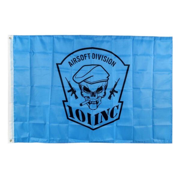 Vlag 101 INC skull sigaar5 Vlag van 100% polyester Afmeting; 1 X 1,5 m. <b>Zweden</b>, officieel het <b>Koninkrijk Zweden</b> (<a title="Zweeds" href="https://nl.wikipedia.org/wiki/Zweeds">Zweeds</a>: <i>Konungariket Sverige</i>, <a title="Noord-Samisch" href="https://nl.wikipedia.org/wiki/Noord-Samisch">Noord-Samisch</a>: <i>Ruoŧŧa Gonagasriika</i>), is een <a title="Scandinavië" href="https://nl.wikipedia.org/wiki/Scandinavi%C3%AB">Scandinavisch</a> land in <a title="Noord-Europa" href="https://nl.wikipedia.org/wiki/Noord-Europa">Noord-Europa</a>. Het wordt omringd door <a title="Noorwegen" href="https://nl.wikipedia.org/wiki/Noorwegen">Noorwegen</a> in het westen en noorden, <a title="Finland" href="https://nl.wikipedia.org/wiki/Finland">Finland</a> in het noordoosten, de <a title="Botnische Golf" href="https://nl.wikipedia.org/wiki/Botnische_Golf">Botnische Golf</a> in het oosten, de <a title="Oostzee" href="https://nl.wikipedia.org/wiki/Oostzee">Oostzee</a> in het zuidoosten en het zuiden en het <a title="Skagerrak" href="https://nl.wikipedia.org/wiki/Skagerrak">Skagerrak</a> en het <a title="Kattegat" href="https://nl.wikipedia.org/wiki/Kattegat">Kattegat</a> in het zuidwesten. In de Oostzee liggen de eilanden <a title="Öland" href="https://nl.wikipedia.org/wiki/%C3%96land">Öland</a> en <a title="Gotland" href="https://nl.wikipedia.org/wiki/Gotland">Gotland</a> die ook tot Zweden behoren. De hoofdstad en tevens grootste stad is <a title="Stockholm" href="https://nl.wikipedia.org/wiki/Stockholm">Stockholm</a>. Het land heeft een oppervlakte van 450.295 km² en 9.960.487 <small>(2017)</small> inwoners. Met een bevolkingsdichtheid van <span class="sorttext">22,1/km² <small>(2017)</small></span> is Zweden het op vier na dunstbevolkte land in <a title="Europa (werelddeel)" href="https://nl.wikipedia.org/wiki/Europa_(werelddeel)">Europa</a> (na <a title="Noorwegen" href="https://nl.wikipedia.org/wiki/Noorwegen">Noorwegen</a>, <a title="Finland" href="https://nl.wikipedia.org/wiki/Finland">Finland</a>, <a title="Kazachstan" href="https://nl.wikipedia.org/wiki/Kazachstan">Kazachstan</a> en <a title="IJsland" href="https://nl.wikipedia.org/wiki/IJsland">IJsland</a>). Met 82% vormen de <a title="Zweden (volk)" href="https://nl.wikipedia.org/wiki/Zweden_(volk)">Zweden</a> de grootste bevolkingsgroep van het land. De staat Zweden is ontstaan in de <a title="Middeleeuwen" href="https://nl.wikipedia.org/wiki/Middeleeuwen">Middeleeuwen</a> en groeide in de <a title="Vroegmoderne Tijd" href="https://nl.wikipedia.org/wiki/Vroegmoderne_Tijd">Vroegmoderne Tijd</a> uit tot <a title="Koninkrijk Zweden (1523-1814)" href="https://nl.wikipedia.org/wiki/Koninkrijk_Zweden_(1523-1814)">grootmacht</a>, die onder meer delen van de huidige <a title="Baltische staten" href="https://nl.wikipedia.org/wiki/Baltische_staten">Baltische staten</a>, Finland en het <a title="Heilige Roomse Rijk" href="https://nl.wikipedia.org/wiki/Heilige_Roomse_Rijk">Heilige Roomse Rijk</a> omvatte. In de 18e, 19e en aan het begin van de 20e eeuw werd veel grondgebied verloren. Sinds 1814, toen het land Noorwegen <a title="Annexatie" href="https://nl.wikipedia.org/wiki/Annexatie">annexeerde</a> en hiermee vervolgens bijna een eeuw lang een <a title="Unie tussen Zweden en Noorwegen" href="https://nl.wikipedia.org/wiki/Unie_tussen_Zweden_en_Noorwegen">personele unie</a> vormde, is Zweden niet meer in oorlog geweest. Het huidige Zweden is een <a title="Constitutionele monarchie" href="https://nl.wikipedia.org/wiki/Constitutionele_monarchie">constitutionele monarchie</a> en een van de rijkste, welvarendste en meest ontwikkelde landen ter wereld. Zweden staat veertiende (2014) in de <a title="Index van de menselijke ontwikkeling" href="https://nl.wikipedia.org/wiki/Index_van_de_menselijke_ontwikkeling">Index van de menselijke ontwikkeling</a> van de <a title="Verenigde Naties" href="https://nl.wikipedia.org/wiki/Verenigde_Naties">Verenigde Naties</a> en eindigde in 2008 als eerste in de <a title="Democratie" href="https://nl.wikipedia.org/wiki/Democratie">democratie</a>-index van het blad <a title="The Economist" href="https://nl.wikipedia.org/wiki/The_Economist">The Economist</a>.<sup id="cite_ref-6" class="reference"><a href="https://nl.wikipedia.org/wiki/Zweden#cite_note-6">[6]</a></sup> Zweden is aangesloten bij de <a title="Noordse Raad" href="https://nl.wikipedia.org/wiki/Noordse_Raad">Noordse Raad</a> en is sinds 1 januari 1995 lid van de <a title="Europese Unie" href="https://nl.wikipedia.org/wiki/Europese_Unie">Europese Unie</a>. Het valt wel buiten de <a title="Eurozone" href="https://nl.wikipedia.org/wiki/Eurozone">eurozone</a>, het betaalmiddel is de <a title="Zweedse kroon" href="https://nl.wikipedia.org/wiki/Zweedse_kroon">Zweedse kroon</a>. Zweden heeft twee <a title="Volkslied (nationaal symbool)" href="https://nl.wikipedia.org/wiki/Volkslied_(nationaal_symbool)">volksliederen</a>: een burgerlijk volkslied (<i><a title="Du gamla, Du fria" href="https://nl.wikipedia.org/wiki/Du_gamla,_Du_fria">Du gamla, Du fria</a></i>) en een <a title="Koninklijk volkslied" href="https://nl.wikipedia.org/wiki/Koninklijk_volkslied">koninklijk volkslied</a> (<i><a title="Ur svenska hjärtans djup en gång" href="https://nl.wikipedia.org/wiki/Ur_svenska_hj%C3%A4rtans_djup_en_g%C3%A5ng">Ur svenska hjärtans djup en gång</a></i>).