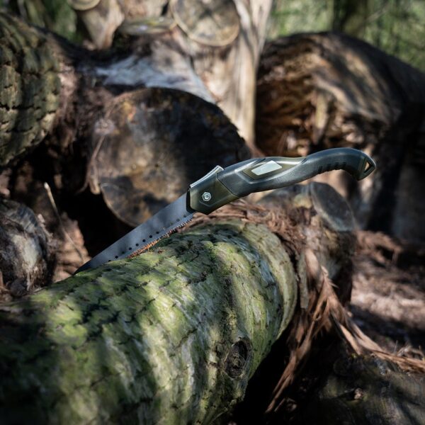 Vouwzaag outdoor3 De Vouwzaag outdoor is een must-have voor elke avonturier. Met zijn duurzame SK5 stalen zaagblad, zwarte teflon coating en comfortabel handvat van ABS + TPR, is deze inklapbare zaag ideaal voor allerlei buitenactiviteiten.