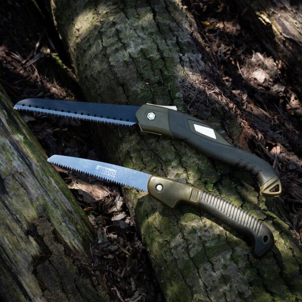 Vouwzaag outdoor7 De Vouwzaag outdoor is een must-have voor elke avonturier. Met zijn duurzame SK5 stalen zaagblad, zwarte teflon coating en comfortabel handvat van ABS + TPR, is deze inklapbare zaag ideaal voor allerlei buitenactiviteiten.