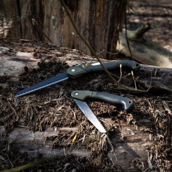 Vouwzaag pocket4 De Vouwzaag pocket is een compacte en handige tool voor elke avonturier. Met zijn inklapbare ontwerp en duurzame materialen, is deze zaag perfect voor het verzamelen van hout voor een kampvuur of kleine klusjes thuis.