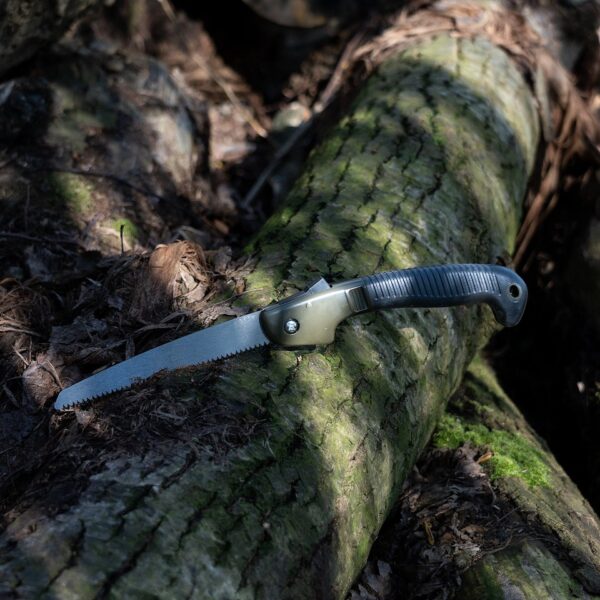 Vouwzaag pocket6 De Vouwzaag pocket is een compacte en handige tool voor elke avonturier. Met zijn inklapbare ontwerp en duurzame materialen, is deze zaag perfect voor het verzamelen van hout voor een kampvuur of kleine klusjes thuis.