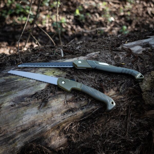 Vouwzaag pocket7 De Vouwzaag pocket is een compacte en handige tool voor elke avonturier. Met zijn inklapbare ontwerp en duurzame materialen, is deze zaag perfect voor het verzamelen van hout voor een kampvuur of kleine klusjes thuis.