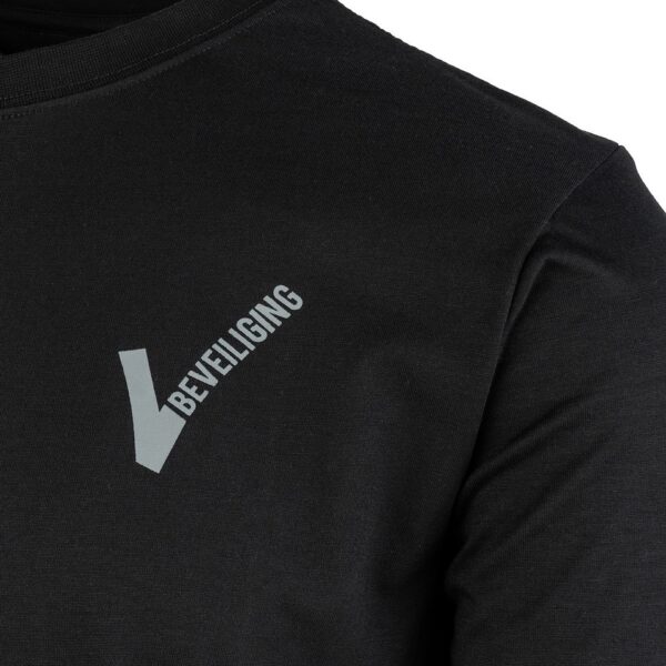 T shirt beveiliging V logo1 Het Beveiliging T-shirt met V-logo combineert stijl en functionaliteit voor beveiligingspersoneel. Gemaakt van hoogwaardig 100% katoen en elastaan, biedt dit T-shirt comfort en duurzaamheid. Met een creatief V-logo op de voorkant waarin het woord 'beveiliging' op een unieke manier is verwerkt, en het woord 'security' op de achterkant gedrukt, is dit T-shirt ideaal voor een professionele uitstraling.