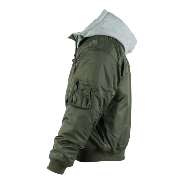 121411 11 03 Maak kennis met ons stijlvolle en authentieke MA-1 hooded bomber jack. Dit veelzijdige jack is ontworpen om zowel comfort als duurzaamheid te bieden, dankzij het gebruik van hoogwaardige materialen. De buitenstof is gemaakt van 100% nylon, de voeringstof van 100% polyester, en de stof van de hoodie is 100% katoen. Dit jack is perfect voor elk seizoen en elke gelegenheid, en combineert moeiteloos mode en functionaliteit.