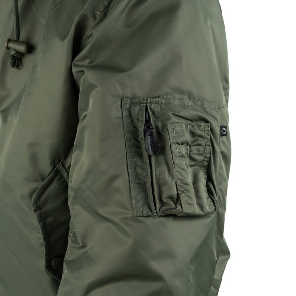 121411 11 05 Maak kennis met ons stijlvolle en authentieke MA-1 hooded bomber jack. Dit veelzijdige jack is ontworpen om zowel comfort als duurzaamheid te bieden, dankzij het gebruik van hoogwaardige materialen. De buitenstof is gemaakt van 100% nylon, de voeringstof van 100% polyester, en de stof van de hoodie is 100% katoen. Dit jack is perfect voor elk seizoen en elke gelegenheid, en combineert moeiteloos mode en functionaliteit.