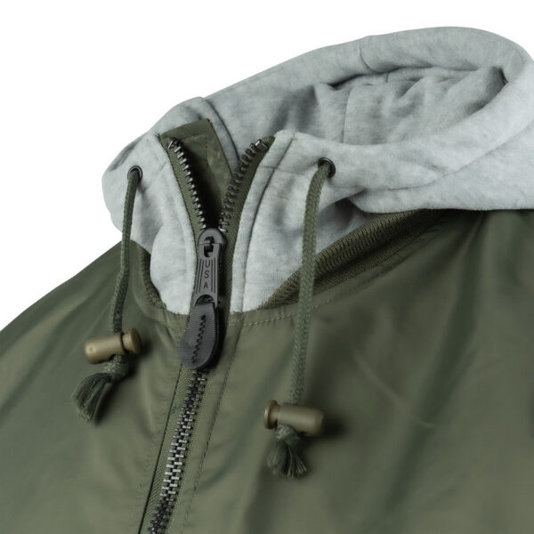 121411 11 06 Maak kennis met ons stijlvolle en authentieke MA-1 hooded bomber jack. Dit veelzijdige jack is ontworpen om zowel comfort als duurzaamheid te bieden, dankzij het gebruik van hoogwaardige materialen. De buitenstof is gemaakt van 100% nylon, de voeringstof van 100% polyester, en de stof van de hoodie is 100% katoen. Dit jack is perfect voor elk seizoen en elke gelegenheid, en combineert moeiteloos mode en functionaliteit.