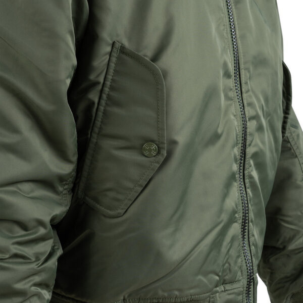 121411 11 07 Maak kennis met ons stijlvolle en authentieke MA-1 hooded bomber jack. Dit veelzijdige jack is ontworpen om zowel comfort als duurzaamheid te bieden, dankzij het gebruik van hoogwaardige materialen. De buitenstof is gemaakt van 100% nylon, de voeringstof van 100% polyester, en de stof van de hoodie is 100% katoen. Dit jack is perfect voor elk seizoen en elke gelegenheid, en combineert moeiteloos mode en functionaliteit.