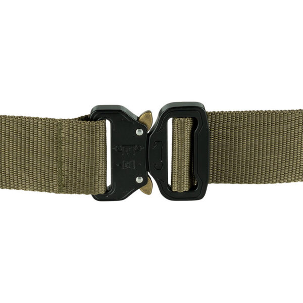 241273 11 03 De Tactical Fast Koppel DP256 biedt de ultieme combinatie van stijl en functionaliteit. Deze riem is uitgerust met een robuuste metalen sluiting, die niet alleen zorgt voor duurzaamheid maar ook voor veiligheid. Ontworpen voor verschillende tactische toepassingen, is deze koppel ideaal voor militairen, beveiligingspersoneel en outdoorliefhebbers.