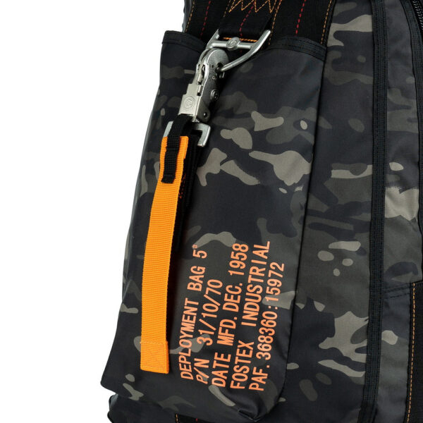 359500 64 035 De Parachute Tas 5 / Rugtas Groot in Night Camo is een veelzijdige en robuuste tas, ideaal voor avontuurlijke uitstapjes en dagelijks gebruik. Gemaakt van 100% nylon, biedt deze tas duurzaamheid en functionaliteit. Het unieke ontwerp omvat een echte parachutesluiting als decoratief element, wat bijdraagt aan de stoere uitstraling van de tas. De comfortabele, verstelbare draagstraps zorgen voor een perfecte pasvorm, terwijl de diverse parabag materialen de tas een authentieke look geven.  