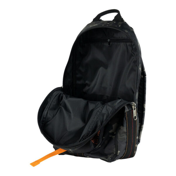 359500 64 036 De Parachute Tas 5 / Rugtas Groot in Night Camo is een veelzijdige en robuuste tas, ideaal voor avontuurlijke uitstapjes en dagelijks gebruik. Gemaakt van 100% nylon, biedt deze tas duurzaamheid en functionaliteit. Het unieke ontwerp omvat een echte parachutesluiting als decoratief element, wat bijdraagt aan de stoere uitstraling van de tas. De comfortabele, verstelbare draagstraps zorgen voor een perfecte pasvorm, terwijl de diverse parabag materialen de tas een authentieke look geven.  