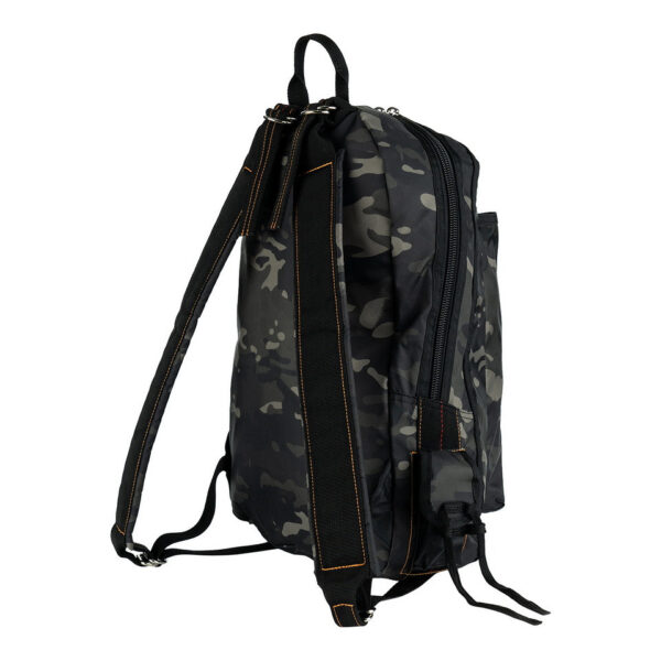 359500 64 03w De Parachute Tas 5 / Rugtas Groot in Night Camo is een veelzijdige en robuuste tas, ideaal voor avontuurlijke uitstapjes en dagelijks gebruik. Gemaakt van 100% nylon, biedt deze tas duurzaamheid en functionaliteit. Het unieke ontwerp omvat een echte parachutesluiting als decoratief element, wat bijdraagt aan de stoere uitstraling van de tas. De comfortabele, verstelbare draagstraps zorgen voor een perfecte pasvorm, terwijl de diverse parabag materialen de tas een authentieke look geven.  