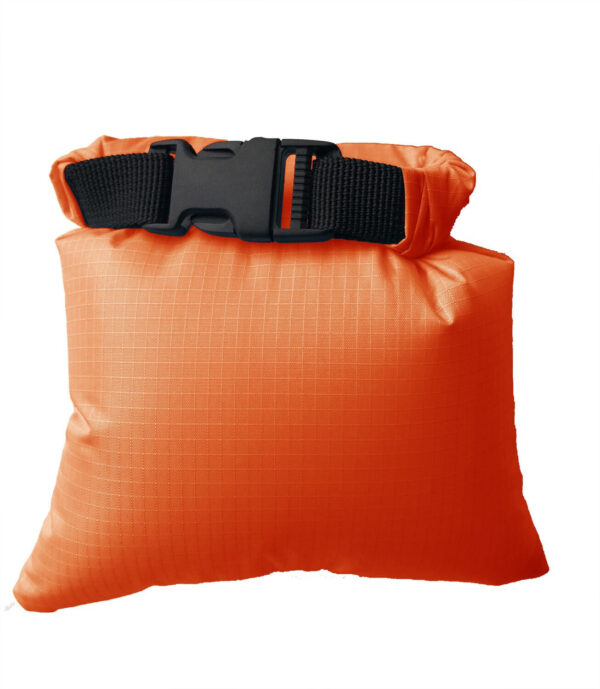 BCB Ultralight Drybag XXS 1 Ltr CA965 De <strong>BCB Ultralight Drybag XXS 1 Liter</strong> is de ideale keuze voor avonturiers die hun essentiële uitrusting veilig en droog willen houden, zonder extra gewicht mee te nemen. Met een inhoud van 1 liter is deze drybag perfect voor het organiseren van kleine items zoals elektronische apparaten, EHBO-spullen of andere waardevolle spullen die beschermd moeten worden tegen water en stof. De tas is gemaakt van ultralicht, duurzaam 40D Ripstop nylon met een siliconen PU-coating, wat hem niet alleen waterdicht maakt maar ook bestand tegen scheuren en slijtage. Dankzij de waterdichte rolsluiting en getapete naden blijft de inhoud zelfs in natte omstandigheden volledig droog.