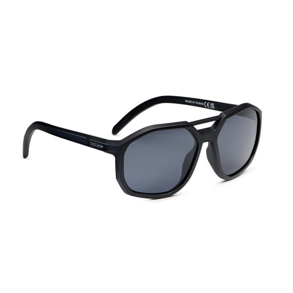 Bolle Altus bril smoke ALTUST20M 53 De Bollé Altus bril smoke (ALTUST20M) is de perfecte keuze voor wie hoogwaardige, stijlvolle zonnebrillen zoekt voor een actieve levensstijl. Deze uniseks zonnebril heeft een strak, matzwart montuur dat milieuvriendelijk is, gemaakt van bio-based polyamide, wat zorgt voor een vermindering van CO2-uitstoot. De gecertificeerde polycarbonaatlenzen bieden bescherming tegen hoge impact en schadelijke zonnestralen, terwijl de CSP-lensopties (Smoke of Silver Flash Polarized) de helderheid verbeteren en contrast optimaliseren. De Altus bril biedt eersteklas UV-bescherming, waardoor je ogen optimaal beschermd zijn, of je nu in de stad bent of van outdooractiviteiten geniet. Deze zonnebril combineert comfort, kwaliteit en milieubewustzijn, en wordt geleverd met een complete KIT (doos, etui, microvezel doekje, gebruiksaanwijzing).