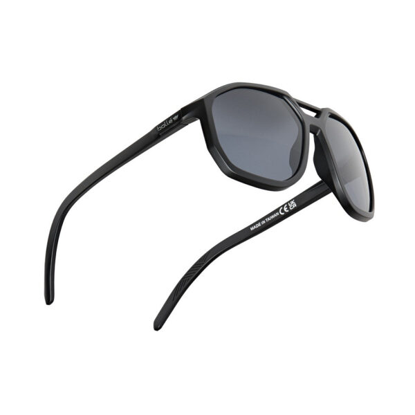 Bolle Altus bril smoke ALTUST20M 531 De Bollé Altus bril smoke (ALTUST20M) is de perfecte keuze voor wie hoogwaardige, stijlvolle zonnebrillen zoekt voor een actieve levensstijl. Deze uniseks zonnebril heeft een strak, matzwart montuur dat milieuvriendelijk is, gemaakt van bio-based polyamide, wat zorgt voor een vermindering van CO2-uitstoot. De gecertificeerde polycarbonaatlenzen bieden bescherming tegen hoge impact en schadelijke zonnestralen, terwijl de CSP-lensopties (Smoke of Silver Flash Polarized) de helderheid verbeteren en contrast optimaliseren. De Altus bril biedt eersteklas UV-bescherming, waardoor je ogen optimaal beschermd zijn, of je nu in de stad bent of van outdooractiviteiten geniet. Deze zonnebril combineert comfort, kwaliteit en milieubewustzijn, en wordt geleverd met een complete KIT (doos, etui, microvezel doekje, gebruiksaanwijzing).