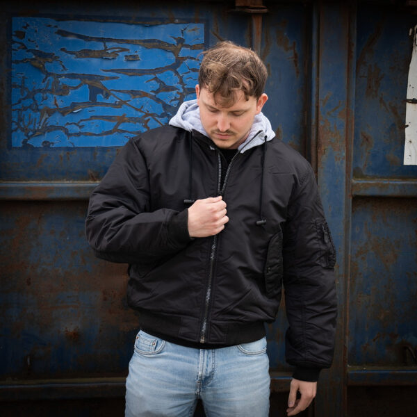 MA 1 hooded bomber jack11 Maak kennis met ons stijlvolle en authentieke MA-1 hooded bomber jack. Dit veelzijdige jack is ontworpen om zowel comfort als duurzaamheid te bieden, dankzij het gebruik van hoogwaardige materialen. De buitenstof is gemaakt van 100% nylon, de voeringstof van 100% polyester, en de stof van de hoodie is 100% katoen. Dit jack is perfect voor elk seizoen en elke gelegenheid, en combineert moeiteloos mode en functionaliteit.