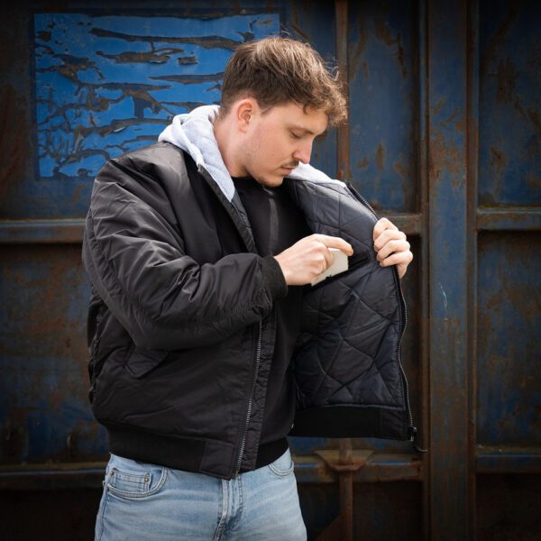 MA 1 hooded bomber jack13 Maak kennis met ons stijlvolle en authentieke MA-1 hooded bomber jack. Dit veelzijdige jack is ontworpen om zowel comfort als duurzaamheid te bieden, dankzij het gebruik van hoogwaardige materialen. De buitenstof is gemaakt van 100% nylon, de voeringstof van 100% polyester, en de stof van de hoodie is 100% katoen. Dit jack is perfect voor elk seizoen en elke gelegenheid, en combineert moeiteloos mode en functionaliteit.