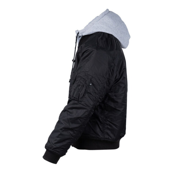 MA 1 hooded bomber jack2 Maak kennis met ons stijlvolle en authentieke MA-1 hooded bomber jack. Dit veelzijdige jack is ontworpen om zowel comfort als duurzaamheid te bieden, dankzij het gebruik van hoogwaardige materialen. De buitenstof is gemaakt van 100% nylon, de voeringstof van 100% polyester, en de stof van de hoodie is 100% katoen. Dit jack is perfect voor elk seizoen en elke gelegenheid, en combineert moeiteloos mode en functionaliteit.