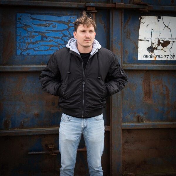 MA 1 hooded bomber jack4 Maak kennis met ons stijlvolle en authentieke MA-1 hooded bomber jack. Dit veelzijdige jack is ontworpen om zowel comfort als duurzaamheid te bieden, dankzij het gebruik van hoogwaardige materialen. De buitenstof is gemaakt van 100% nylon, de voeringstof van 100% polyester, en de stof van de hoodie is 100% katoen. Dit jack is perfect voor elk seizoen en elke gelegenheid, en combineert moeiteloos mode en functionaliteit.