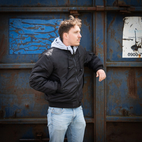 MA 1 hooded bomber jack5 Maak kennis met ons stijlvolle en authentieke MA-1 hooded bomber jack. Dit veelzijdige jack is ontworpen om zowel comfort als duurzaamheid te bieden, dankzij het gebruik van hoogwaardige materialen. De buitenstof is gemaakt van 100% nylon, de voeringstof van 100% polyester, en de stof van de hoodie is 100% katoen. Dit jack is perfect voor elk seizoen en elke gelegenheid, en combineert moeiteloos mode en functionaliteit.