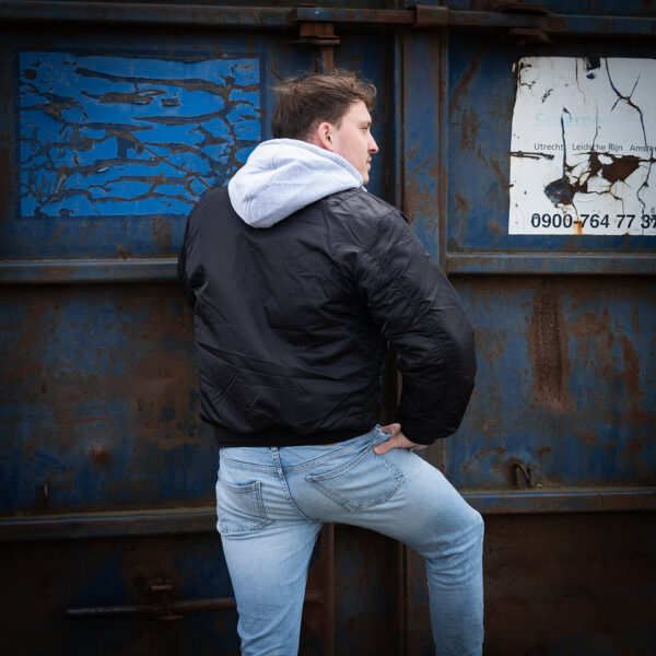 MA 1 hooded bomber jack6 Maak kennis met ons stijlvolle en authentieke MA-1 hooded bomber jack. Dit veelzijdige jack is ontworpen om zowel comfort als duurzaamheid te bieden, dankzij het gebruik van hoogwaardige materialen. De buitenstof is gemaakt van 100% nylon, de voeringstof van 100% polyester, en de stof van de hoodie is 100% katoen. Dit jack is perfect voor elk seizoen en elke gelegenheid, en combineert moeiteloos mode en functionaliteit.