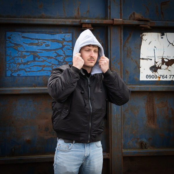 MA 1 hooded bomber jack7 Maak kennis met ons stijlvolle en authentieke MA-1 hooded bomber jack. Dit veelzijdige jack is ontworpen om zowel comfort als duurzaamheid te bieden, dankzij het gebruik van hoogwaardige materialen. De buitenstof is gemaakt van 100% nylon, de voeringstof van 100% polyester, en de stof van de hoodie is 100% katoen. Dit jack is perfect voor elk seizoen en elke gelegenheid, en combineert moeiteloos mode en functionaliteit.