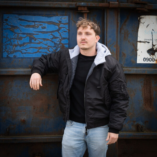 MA 1 hooded bomber jack8 Maak kennis met ons stijlvolle en authentieke MA-1 hooded bomber jack. Dit veelzijdige jack is ontworpen om zowel comfort als duurzaamheid te bieden, dankzij het gebruik van hoogwaardige materialen. De buitenstof is gemaakt van 100% nylon, de voeringstof van 100% polyester, en de stof van de hoodie is 100% katoen. Dit jack is perfect voor elk seizoen en elke gelegenheid, en combineert moeiteloos mode en functionaliteit.