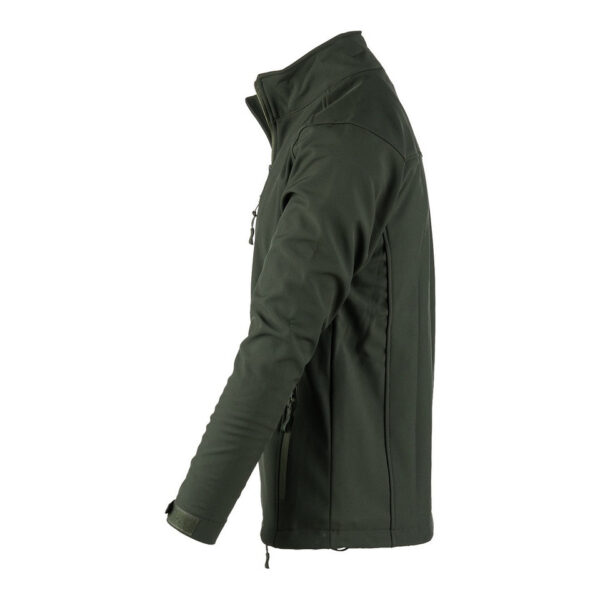 Softshell jack Outdoor2 De Softshell Jack Outdoor is de ideale jas voor diverse outdoor activiteiten zoals wandelen, vissen, survival of gewoon tijdens je vrije tijd. Deze jas is gemaakt van waterbestendig materiaal, wat ervoor zorgt dat je droog blijft in natte omstandigheden. Het ontwerp is speciaal gericht op het behouden van lichaamswarmte terwijl het vocht afvoert, waardoor je comfortabel blijft, ongeacht het weer. De jas is voorzien van een handige borstzak met ritssluiting voor het veilig opbergen van kleine benodigdheden.