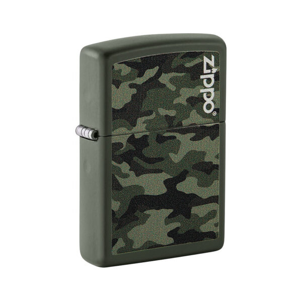 Zippo camo1 De originele Zippo camo aansteker is een must-have voor outdoorliefhebbers en verzamelaars. Met zijn iconische camouflagepatroon biedt deze aansteker niet alleen een stoer uiterlijk, maar ook de betrouwbare en duurzame kwaliteit die je van Zippo gewend bent. Ideaal voor kamperen, wandelen, en andere buitenactiviteiten. De windbestendige vlam zorgt ervoor dat je onder alle weersomstandigheden een vuurtje kunt maken, en de herbruikbare ontwerp maakt het een milieuvriendelijke keuze.  