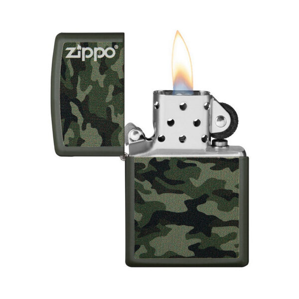 Zippo camo2 De originele Zippo camo aansteker is een must-have voor outdoorliefhebbers en verzamelaars. Met zijn iconische camouflagepatroon biedt deze aansteker niet alleen een stoer uiterlijk, maar ook de betrouwbare en duurzame kwaliteit die je van Zippo gewend bent. Ideaal voor kamperen, wandelen, en andere buitenactiviteiten. De windbestendige vlam zorgt ervoor dat je onder alle weersomstandigheden een vuurtje kunt maken, en de herbruikbare ontwerp maakt het een milieuvriendelijke keuze.  