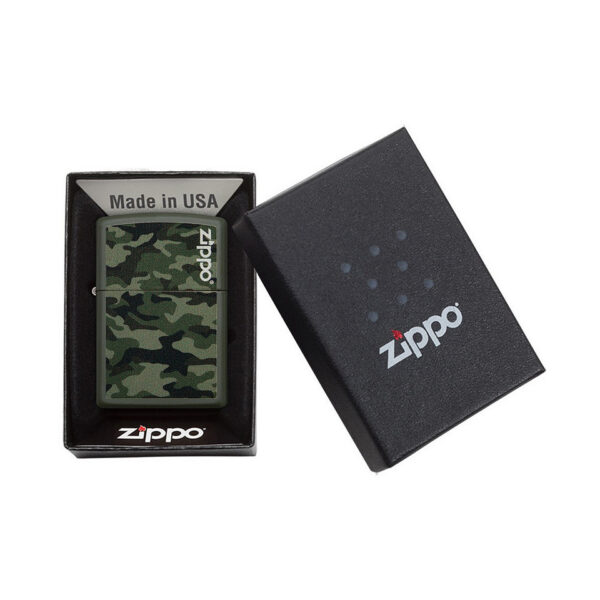 Zippo camo4 De originele Zippo camo aansteker is een must-have voor outdoorliefhebbers en verzamelaars. Met zijn iconische camouflagepatroon biedt deze aansteker niet alleen een stoer uiterlijk, maar ook de betrouwbare en duurzame kwaliteit die je van Zippo gewend bent. Ideaal voor kamperen, wandelen, en andere buitenactiviteiten. De windbestendige vlam zorgt ervoor dat je onder alle weersomstandigheden een vuurtje kunt maken, en de herbruikbare ontwerp maakt het een milieuvriendelijke keuze.  