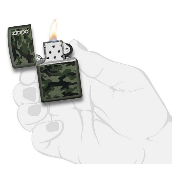 Zippo camo5 De originele Zippo camo aansteker is een must-have voor outdoorliefhebbers en verzamelaars. Met zijn iconische camouflagepatroon biedt deze aansteker niet alleen een stoer uiterlijk, maar ook de betrouwbare en duurzame kwaliteit die je van Zippo gewend bent. Ideaal voor kamperen, wandelen, en andere buitenactiviteiten. De windbestendige vlam zorgt ervoor dat je onder alle weersomstandigheden een vuurtje kunt maken, en de herbruikbare ontwerp maakt het een milieuvriendelijke keuze.  