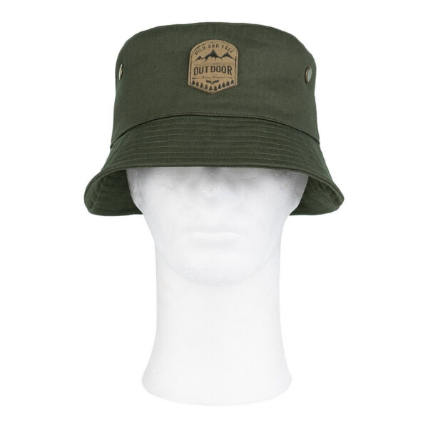213165 11 02 Maak kennis met onze lichtgewicht bucket hat, de perfecte metgezel voor elke buitenactiviteit. Gemaakt van 100% katoen, combineert deze hoed duurzaamheid met comfort. Het strakke design en de ventilatie-openingen zorgen voor een stijlvol en ademend hoofddeksel dat je hoofd effectief beschermt tegen de zon. Deze bucket hat is ideaal voor zowel ontspannende wandelingen als avontuurlijke ontdekkingstochten. Het lichte materiaal en het praktische ontwerp maken het een onmisbare accessoire voor iedereen die graag tijd buiten doorbrengt.