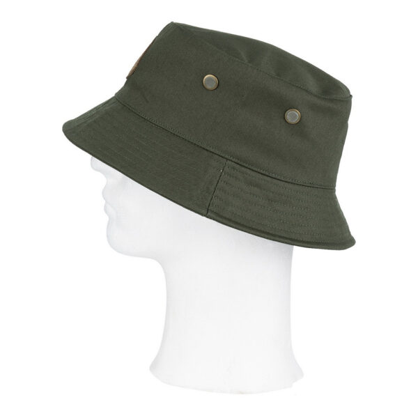 213165 11 03 Maak kennis met onze lichtgewicht bucket hat, de perfecte metgezel voor elke buitenactiviteit. Gemaakt van 100% katoen, combineert deze hoed duurzaamheid met comfort. Het strakke design en de ventilatie-openingen zorgen voor een stijlvol en ademend hoofddeksel dat je hoofd effectief beschermt tegen de zon. Deze bucket hat is ideaal voor zowel ontspannende wandelingen als avontuurlijke ontdekkingstochten. Het lichte materiaal en het praktische ontwerp maken het een onmisbare accessoire voor iedereen die graag tijd buiten doorbrengt.