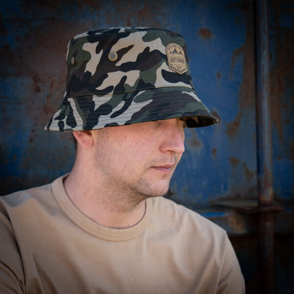 Bucket hat10 Maak kennis met onze lichtgewicht bucket hat, de perfecte metgezel voor elke buitenactiviteit. Gemaakt van 100% katoen, combineert deze hoed duurzaamheid met comfort. Het strakke design en de ventilatie-openingen zorgen voor een stijlvol en ademend hoofddeksel dat je hoofd effectief beschermt tegen de zon. Deze bucket hat is ideaal voor zowel ontspannende wandelingen als avontuurlijke ontdekkingstochten. Het lichte materiaal en het praktische ontwerp maken het een onmisbare accessoire voor iedereen die graag tijd buiten doorbrengt.