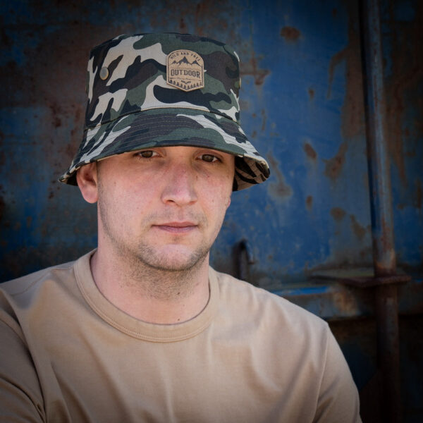 Bucket hat11 Maak kennis met onze lichtgewicht bucket hat, de perfecte metgezel voor elke buitenactiviteit. Gemaakt van 100% katoen, combineert deze hoed duurzaamheid met comfort. Het strakke design en de ventilatie-openingen zorgen voor een stijlvol en ademend hoofddeksel dat je hoofd effectief beschermt tegen de zon. Deze bucket hat is ideaal voor zowel ontspannende wandelingen als avontuurlijke ontdekkingstochten. Het lichte materiaal en het praktische ontwerp maken het een onmisbare accessoire voor iedereen die graag tijd buiten doorbrengt.