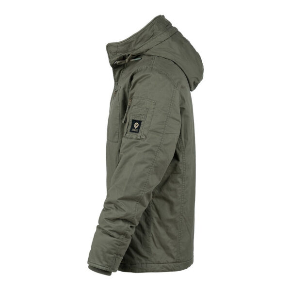 129867 11 03 De Fostex Commander Army Parka combineert tijdloze stijl met moderne functionaliteit. Gemaakt van 100% katoen met een gewassen look, biedt deze mid-length parka ultiem comfort en warmte tijdens de koudere maanden. Met zorgvuldig ontworpen details zoals brushed look SAB® ritsen, een bomber-pocket op de mouw en fijn geweven labels, is deze jas zowel stijlvol als praktisch. De parka is ontworpen voor zowel outdoor-activiteiten als casual wear, en biedt een perfecte balans tussen bescherming tegen de elementen en een trendy, militaire look. De gevoerde capuchon en fleecevoering in de steekzakken zorgen voor extra warmte, terwijl de diverse zakken met ritsen en drukknoopsluitingen volop opbergruimte bieden. <div><a title="Maattabel" href="https://dedump.nl/wp-content/uploads/2024/08/Commander-Army-Parka-maattabel.png" target="_blank" rel="noopener"><button><span style="color: #ef471f; font-size: medium;"><strong>Maattabel</strong></span></button></a></div> <div></div>