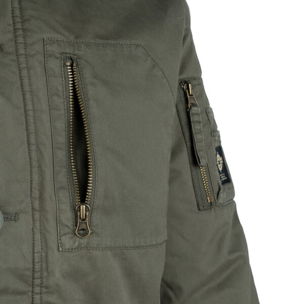 129867 11 07 De Fostex Commander Army Parka combineert tijdloze stijl met moderne functionaliteit. Gemaakt van 100% katoen met een gewassen look, biedt deze mid-length parka ultiem comfort en warmte tijdens de koudere maanden. Met zorgvuldig ontworpen details zoals brushed look SAB® ritsen, een bomber-pocket op de mouw en fijn geweven labels, is deze jas zowel stijlvol als praktisch. De parka is ontworpen voor zowel outdoor-activiteiten als casual wear, en biedt een perfecte balans tussen bescherming tegen de elementen en een trendy, militaire look. De gevoerde capuchon en fleecevoering in de steekzakken zorgen voor extra warmte, terwijl de diverse zakken met ritsen en drukknoopsluitingen volop opbergruimte bieden. <div><a title="Maattabel" href="https://dedump.nl/wp-content/uploads/2024/08/Commander-Army-Parka-maattabel.png" target="_blank" rel="noopener"><button><span style="color: #ef471f; font-size: medium;"><strong>Maattabel</strong></span></button></a></div> <div></div>