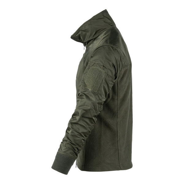 131363 125 03 De MA-1 Fleece Bomber Jacket combineert het beste van twee werelden: het comfort van een fleecejack en het iconische ontwerp van het MA-1 Bomberjack. Dit jack is gemaakt van superzachte fleece met nylon mouwen, waardoor het zowel warm als duurzaam is. Het jack is voorzien van een hoge kraag die extra bescherming biedt tegen de wind, perfect voor koude en winderige dagen. Het MA-1 Fleece Bomber Jacket is uitgerust met premium SBS ritsen voor soepele en betrouwbare sluiting. Twee zakken met ritssluiting aan de voorkant bieden voldoende opbergruimte voor je essentials, terwijl een borstzak met ritssluiting een handige plek biedt voor kleinere items. Het tijdloze ontwerp en de hoogwaardige materialen maken dit jack een uitstekende keuze voor dagelijks gebruik.