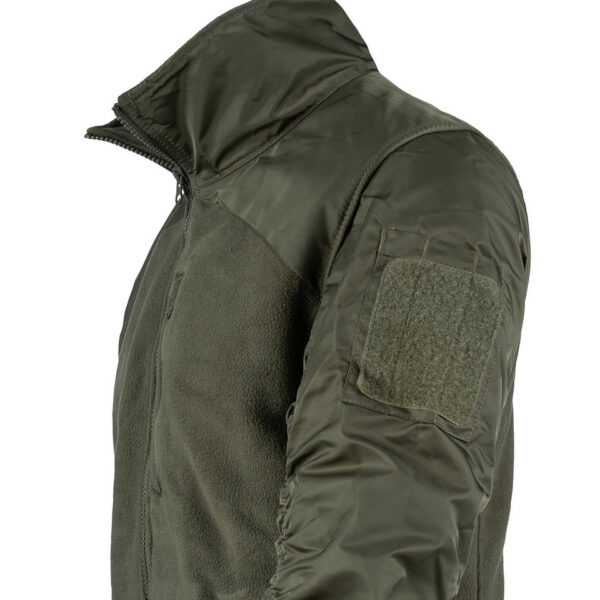 131363 125 05 De MA-1 Fleece Bomber Jacket combineert het beste van twee werelden: het comfort van een fleecejack en het iconische ontwerp van het MA-1 Bomberjack. Dit jack is gemaakt van superzachte fleece met nylon mouwen, waardoor het zowel warm als duurzaam is. Het jack is voorzien van een hoge kraag die extra bescherming biedt tegen de wind, perfect voor koude en winderige dagen. Het MA-1 Fleece Bomber Jacket is uitgerust met premium SBS ritsen voor soepele en betrouwbare sluiting. Twee zakken met ritssluiting aan de voorkant bieden voldoende opbergruimte voor je essentials, terwijl een borstzak met ritssluiting een handige plek biedt voor kleinere items. Het tijdloze ontwerp en de hoogwaardige materialen maken dit jack een uitstekende keuze voor dagelijks gebruik.