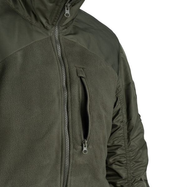 131363 125 06 De MA-1 Fleece Bomber Jacket combineert het beste van twee werelden: het comfort van een fleecejack en het iconische ontwerp van het MA-1 Bomberjack. Dit jack is gemaakt van superzachte fleece met nylon mouwen, waardoor het zowel warm als duurzaam is. Het jack is voorzien van een hoge kraag die extra bescherming biedt tegen de wind, perfect voor koude en winderige dagen. Het MA-1 Fleece Bomber Jacket is uitgerust met premium SBS ritsen voor soepele en betrouwbare sluiting. Twee zakken met ritssluiting aan de voorkant bieden voldoende opbergruimte voor je essentials, terwijl een borstzak met ritssluiting een handige plek biedt voor kleinere items. Het tijdloze ontwerp en de hoogwaardige materialen maken dit jack een uitstekende keuze voor dagelijks gebruik.