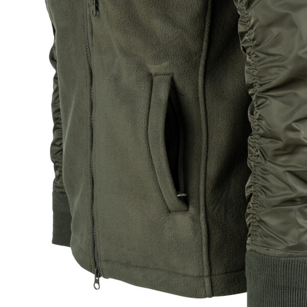 131363 125 08 De MA-1 Fleece Bomber Jacket combineert het beste van twee werelden: het comfort van een fleecejack en het iconische ontwerp van het MA-1 Bomberjack. Dit jack is gemaakt van superzachte fleece met nylon mouwen, waardoor het zowel warm als duurzaam is. Het jack is voorzien van een hoge kraag die extra bescherming biedt tegen de wind, perfect voor koude en winderige dagen. Het MA-1 Fleece Bomber Jacket is uitgerust met premium SBS ritsen voor soepele en betrouwbare sluiting. Twee zakken met ritssluiting aan de voorkant bieden voldoende opbergruimte voor je essentials, terwijl een borstzak met ritssluiting een handige plek biedt voor kleinere items. Het tijdloze ontwerp en de hoogwaardige materialen maken dit jack een uitstekende keuze voor dagelijks gebruik.