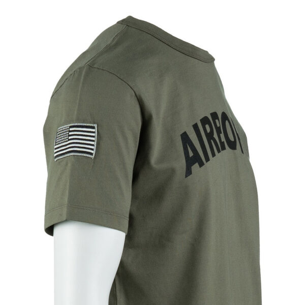 133670 11 02 Het Premium 101st Airborne T-shirt combineert comfort, duurzaamheid en een unieke stijl. Gemaakt van 100% BCI-katoen, voelt dit T-shirt zacht aan en biedt het langdurig draagplezier. Door de garment dye behandeling krijgt het T-shirt een vintage uitstraling, waarbij subtiele kleur- en schaduwvariaties ontstaan. Dit maakt elk shirt uniek en geeft het een authentieke, doorleefde look. Het shirt is bovendien voorzien van geborduurde emblemen op de mouw, wat zorgt voor een stoere, militaire uitstraling met een washed effect. Met een kwaliteit van 240GSM is het T-shirt stevig en perfect voor dagelijks gebruik, terwijl het speciale verfproces zorgt voor een onderscheidend karakter. <a title="Maattabel" href="https://dedump.nl/wp-content/uploads/2024/08/Premium-T-shirt-101st-Airborne-Fostex-maattabel.png" target="_blank" rel="noopener noreferrer"><button><span style="color: #ef471f;font-size: medium"><strong>Maattabel</strong></span></button></a>