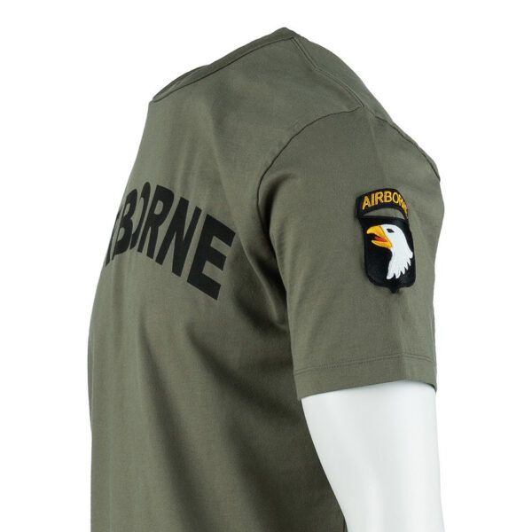 133670 11 03 Het Premium 101st Airborne T-shirt combineert comfort, duurzaamheid en een unieke stijl. Gemaakt van 100% BCI-katoen, voelt dit T-shirt zacht aan en biedt het langdurig draagplezier. Door de garment dye behandeling krijgt het T-shirt een vintage uitstraling, waarbij subtiele kleur- en schaduwvariaties ontstaan. Dit maakt elk shirt uniek en geeft het een authentieke, doorleefde look. Het shirt is bovendien voorzien van geborduurde emblemen op de mouw, wat zorgt voor een stoere, militaire uitstraling met een washed effect. Met een kwaliteit van 240GSM is het T-shirt stevig en perfect voor dagelijks gebruik, terwijl het speciale verfproces zorgt voor een onderscheidend karakter. <a title="Maattabel" href="https://dedump.nl/wp-content/uploads/2024/08/Premium-T-shirt-101st-Airborne-Fostex-maattabel.png" target="_blank" rel="noopener noreferrer"><button><span style="color: #ef471f;font-size: medium"><strong>Maattabel</strong></span></button></a>