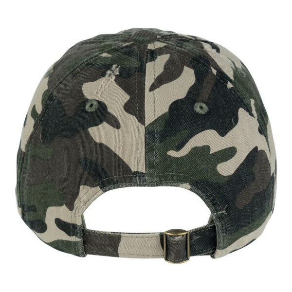 Baseball Cap stonewashed camo1 De stonewashed camo baseball cap is de ultieme combinatie van robuustheid en stijl. Het klassieke camouflagepatroon, geliefd bij outdoorliefhebbers en modebewuste dragers, krijgt een eigentijdse upgrade dankzij het subtiele stonewashed effect. Deze cap is niet alleen functioneel, maar ook een echte eyecatcher die je outfit een stoere en moderne uitstraling geeft. Het stonewashed effect zorgt voor een vintage look, terwijl de hoogwaardige materialen ervoor zorgen dat de cap lang meegaat. Of je nu de natuur in trekt of gewoon een modieuze accessoire zoekt voor dagelijks gebruik, deze camo baseball cap is een veelzijdige keuze.