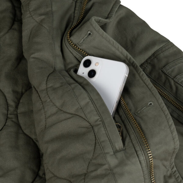 Commander Army Parka12 De Fostex Commander Army Parka combineert tijdloze stijl met moderne functionaliteit. Gemaakt van 100% katoen met een gewassen look, biedt deze mid-length parka ultiem comfort en warmte tijdens de koudere maanden. Met zorgvuldig ontworpen details zoals brushed look SAB® ritsen, een bomber-pocket op de mouw en fijn geweven labels, is deze jas zowel stijlvol als praktisch. De parka is ontworpen voor zowel outdoor-activiteiten als casual wear, en biedt een perfecte balans tussen bescherming tegen de elementen en een trendy, militaire look. De gevoerde capuchon en fleecevoering in de steekzakken zorgen voor extra warmte, terwijl de diverse zakken met ritsen en drukknoopsluitingen volop opbergruimte bieden. <div><a title="Maattabel" href="https://dedump.nl/wp-content/uploads/2024/08/Commander-Army-Parka-maattabel.png" target="_blank" rel="noopener"><button><span style="color: #ef471f; font-size: medium;"><strong>Maattabel</strong></span></button></a></div> <div></div>